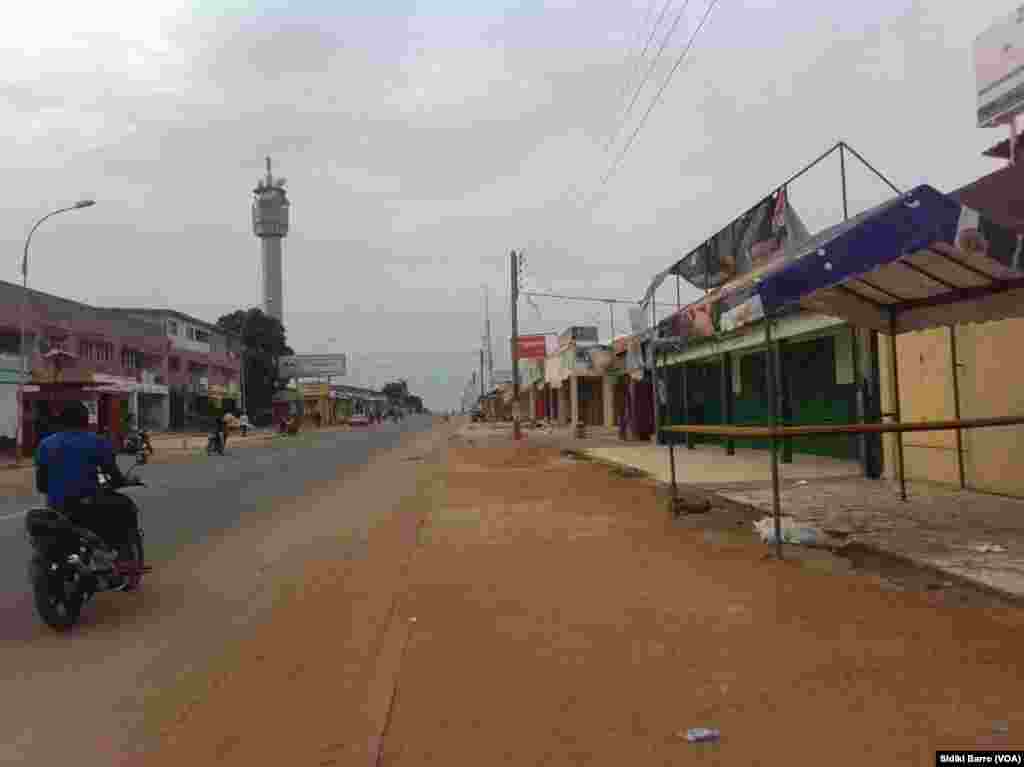 Un homme circule en moto sur une rue presque vide à Bouaké, Cote d&rsquo;Ivoire, 13 mai 2017. (VOA/Sidiki Barro)