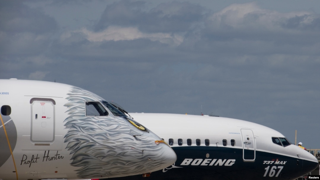 Sebuah pesawat Boeing 737 MAX dan Embraer E190-E2 tampak di pameran dirgantara Paris Air Show ke-52 di Bandara Le Bourget dekat Paris, Perancis, 16 Juni 2017,