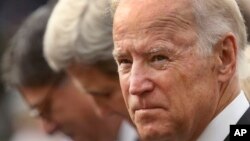 Wapres AS Joe Biden (kanan) menyampaikan pesan kepada wakil-wakil diplomatik dari Koalisi global untuk Melawan ISIS dalam pertemuan tertutup di Washington, Senin 23/11 (foto: dok).