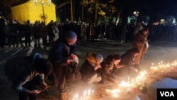 Učesnici protesta na Cetinju pale svijeće za žrtve novog masakra u crnogorskoj prijestonici (Foto: VOA, Jovo Radulović)