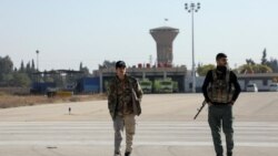 Anggota Pasukan Demokratik Suriah (SDF) yang dipimpin Kurdi berjalan di bandara internasional Qamishli, setelah pemberontak Suriah mengumumkan bahwa mereka telah menggulingkan Bashar al-Assad, di Qamishli, Suriah, 9 Desember 2024. (Orhan Qereman/REUTERS)