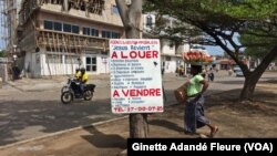 Des panneaux d'appartements ou de maisons informels, à Cotonou, Bénin, le 20 mai 2018. (VOA/Ginette Adandé Fleure)