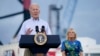 Presiden AS Joe Biden, didampingi Ibu Negara Jill Biden, menyampaikan pidato terkait dampak Badai Fiona yang melanda Puerto Rico ketika berkunjung ke Kota Ponce, Puerto Rico, pada 3 Oktober 2022. (Foto: AP/Evan Vucci).