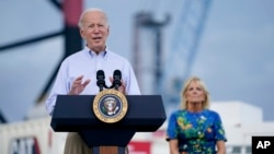  3일 조 바이든(왼쪽) 미국 대통령이 허리케인 '피오나'로 피해를 본 푸에르토리코를 방문해 연설하고 있다. 오른쪽은 부인 질 여사. 