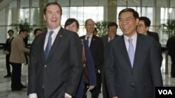 ທ່ານ George Osborne ລັດຖະມົນຕີການເງິນ ອັງກິດ (ຊ້າຍ) ແລະ ປະທານ ອຸດສາຫະກໍາ ແລະທະນາຄານການຄ້າຈີນ ທ່ານ Jian Jianquing