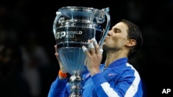 Rafael Nadal levanta el trofeo de número uno del mundo de la ATP tras la presentación en la cancha luego de su partido contra Stefanos Tsitsipas de Grecia en las Finales ATP World Tours en el O2 Arena en Londres, el viernes 15 de noviembre de 2019.