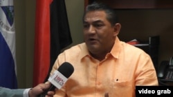 Luis Martínez, cónsul Nicaragua en Miami en entrevista para el canal de su país 100% Noticias. Imagen tomada de grabación de video.