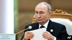 El presidente de Rusia, Vladímir Putin, asiste a un foro internacional dedicado al 300 aniversario del nacimiento del destacado poeta y pensador turkmeno Magtymguly Fragi, en Asjabad, Turkmenistán, el 11 de octubre de 2024.