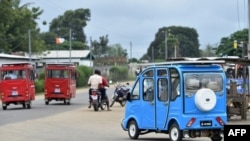 Taxis électriques à trois roues équipés de panneaux solaires sur le toit de la ville côtière de Jacqueville, en Côte d’Ivoire, le 7 septembre 2018.