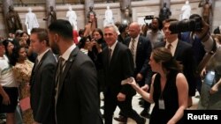 Predsjedavajući Predstavničkog doma Kevin McCarthy izlazi iz svoje kancelarije na Capitol Hillu pred glasanje u Predstavničkom domu o podizanju granice vladinog zaduživanja, 31. maja 2023. 