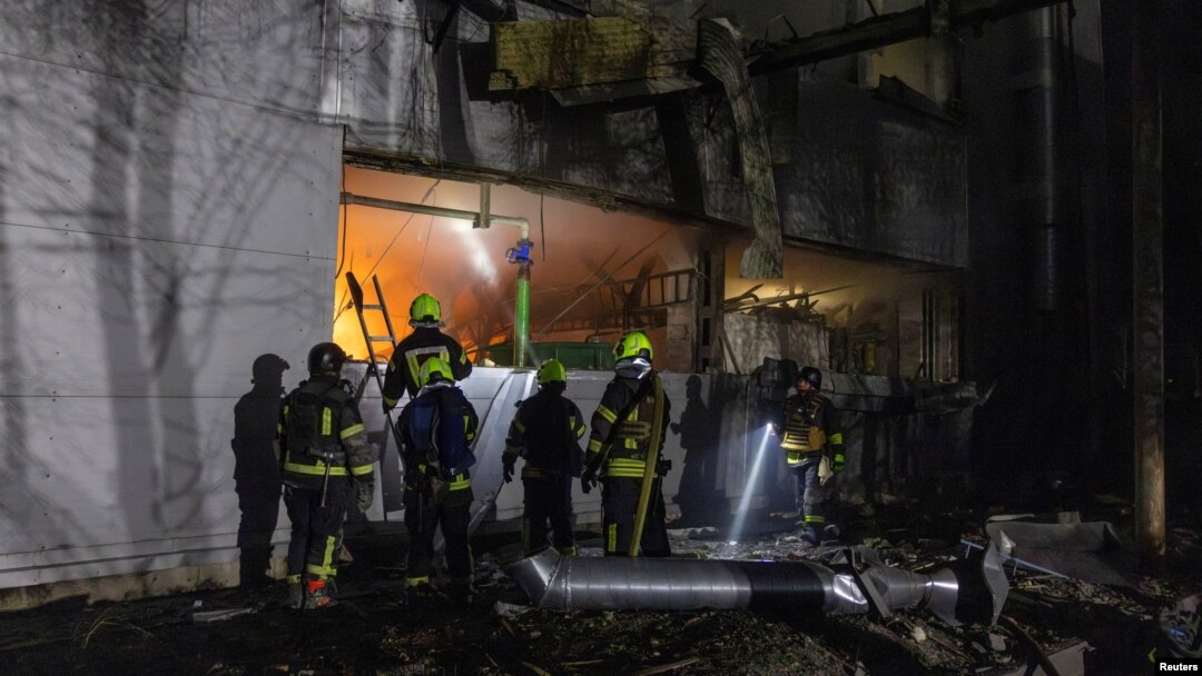 Vatrogasci na terenu posle ruskog raketnog napada u kojem je pogođen sistem za prečišćavanje vode, u Kramatorsku, u Ukrajini, 20. februara 2024. (Foto: Reuters/Thomas Peter)