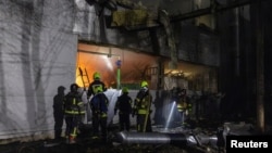 Los bomberos trabajan en el lugar de un ataque con misiles rusos que alcanzó una estación purificadora de agua en medio del ataque de Rusia a Ucrania, en Kramatorsk, Ucrania, el 20 de febrero de 2024. 