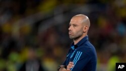 El entrenador de Argentina, Javier Mascherano, al margen durante un partido de fútbol del Campeonato Sudamericano Sub-20 contra Colombia en Cali, Colombia, el 27 de enero de 2023.