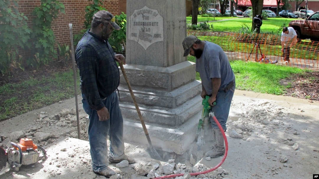 Para pekerja membongkar sebuah patung konfederasi di kota Gainesivlle, Florida (foto: dok). 