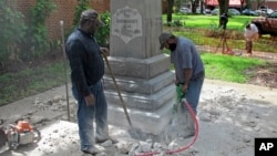 Para pekerja membongkar sebuah patung konfederasi di kota Gainesivlle, Florida (foto: dok). 