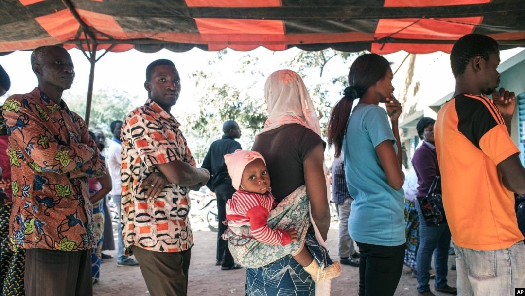 Warga mengantri untuk memberikan suaranya di Ouagadougou, Burkina Faso, 29 November 2015. (AP Photo/Theo Renaut)