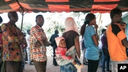 Warga mengantri untuk memberikan suaranya di Ouagadougou, Burkina Faso, 29 November 2015. (AP Photo/Theo Renaut)