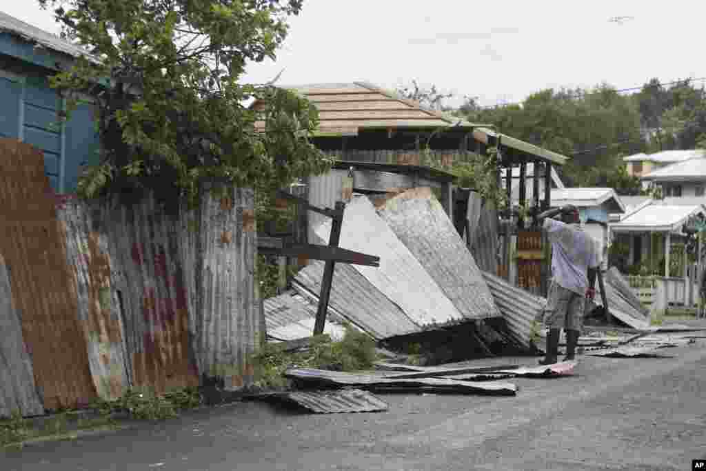 Yon nonm kap gade domaj van siklòn Irma fè sou kay li nan Sen Jean Antgwa-e-Barbuda