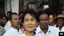 Pro-democracy leader Aung San Suu Kyi leaves her National League for Democracy party's headquarters on 22 Nov. 2010, in Rangoon.