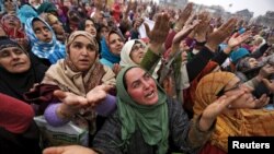 Perempuan Muslim Kahmir dalam peringatan Maulud Nabi di Hazratbal, Srinagar, India, 1 Januari 2016 (Foto: dok).