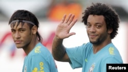 Los brasileños Neymar (derecha) y Marcelo, durante un entrenamiento de la selección olímpica brasileña.