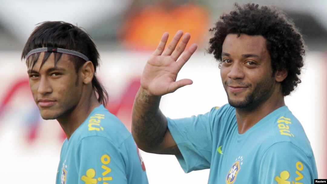 Pemain sepakbola Brazil, Neymar (kiri), dan sesama pemain tim nasional Marcello, pada sesi latihan sebelum Olimpiade London 2012. (Foto: Dok)