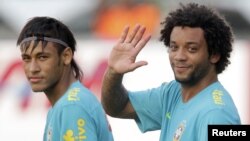 Pemain sepakbola Brazil, Neymar (kiri), dan sesama pemain tim nasional Marcello, pada sesi latihan sebelum Olimpiade London 2012. (Foto: Dok)