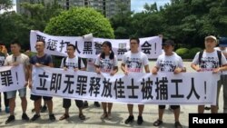 声援者在深圳燕子岭派出所外要求释放深圳佳士要求成立工会而被抓的工人（2018年8月6日）