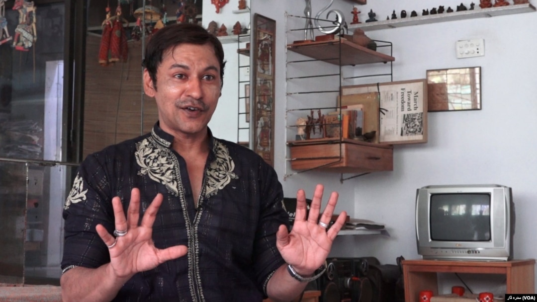 آصف کہتے ہیں کہ انھیں اپنے والدین کو قائل کرنے میں وقت لگا۔ 