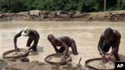 Des chrecheurs du diamand à Waiima, Sierra Leone