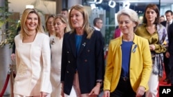 Олену Зеленську, першу леді України (ліворуч), вітають президентка Європейського парламенту Роберта Мецола (у центрі) та президентка Європейської комісії Урсула фон дер Ляєн у Європейському парламенті в Страсбурзі, Франція, 14 вересня 2022 року. Фото AP.