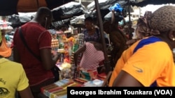 La vente de médicaments dans la rue, une activité qui génère des milliards chaque année pour de nombreuses femmes, à Abidjan, en Côte d'Ivoire, le 12 août 2017. (VOA/Georges Ibrahim Tounkara)