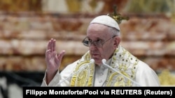 Папа Франциск выступает с посланием «Граду и миру». 4 апреля 2021 г.