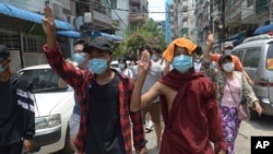 27일 미얀마 양곤에서 불교 승려들이 군부 쿠데타에 반대하는 시위에 참가했다.