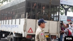 Prisoners are pictured in a prison truck at Phnom Penh Municipal Court, Phnom Penh, Cambodia, March 23, 2017. (Hean Socheata/VOA Khmer) 