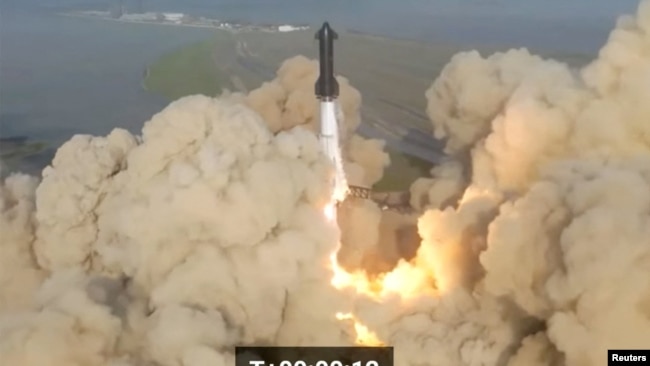 La nave espacial Starship de próxima generación de SpaceX sobre su poderoso cohete Super Heavy despega de la plataforma de lanzamiento Boca Chica de la compañía en un breve vuelo de prueba sin tripulación cerca de Brownsville, Texas, EEUU, el 20 de abril de 2023 en una imagen fija de un video.