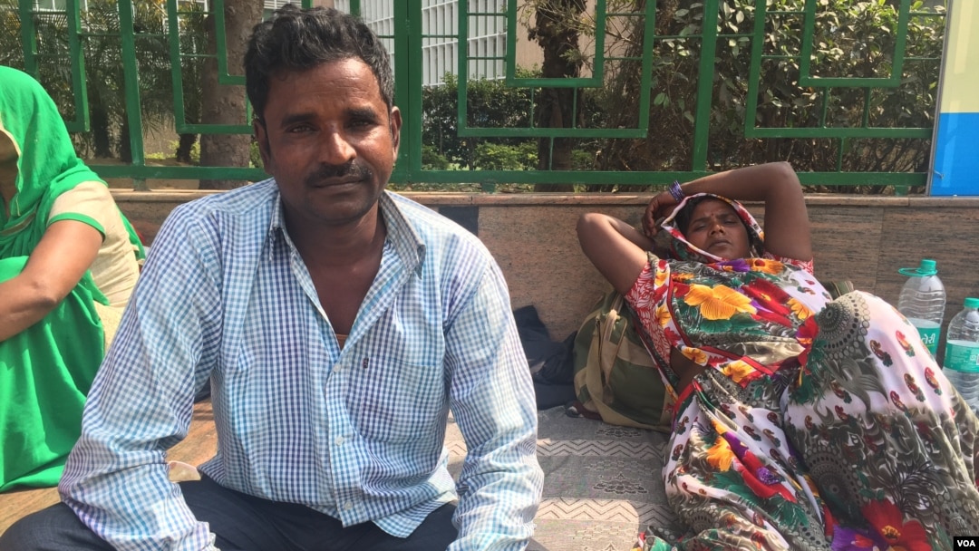 Shavan Kumar telah melakukan perjalanan ke New Delhi bersama istrinya dari desa untuk mendapatkan perawatan jantung bagi istrinya di rumah sakit pemerintah, dimana perawatannya gratis (foto: A. Pasricha/VOA)
