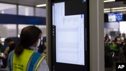 Seorang teknisi memeriksa tampilan informasi di dekat gerbang United Airlines di Bandara Internasional Chicago O'Hare di Chicago pada 19 Juli 2024, setelah pembaruan CrowdStrike yang gagal. (Foto: AP/Carolyn Kaster)