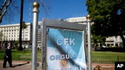 Sebuah poster bertuliskan, "CFK national pride" yang mengacu pada Presiden Argentina Cristina Fernandez de Kirchner, tampak di Plaza de Mayo, Buenos Aires, Argentina, Senin, 4 Agustus 2014.