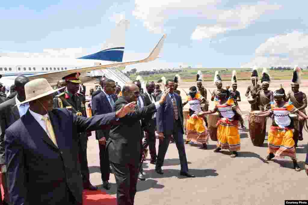 Marais Yowri Museveni wa Uganda na Omar al Bashir wa Sudan wakiwapungia mkono wacheza ngoma