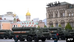 ར་ཤི་ཡའི་S-400་རྟགས་ཅན་འགོག་སྲུང་འཕུར་མདེལ། ༢༠༢༤ ལོའི་ཟླ ༥ ཚེས ༩ ཉིན་ཏེ་ར་ཤི་ཡའི་རྒྱལ་ཁའི་ཉིན་མོའི་དམག་ཤུགས་རུ་སྒྲིག་གི་སྐབས།