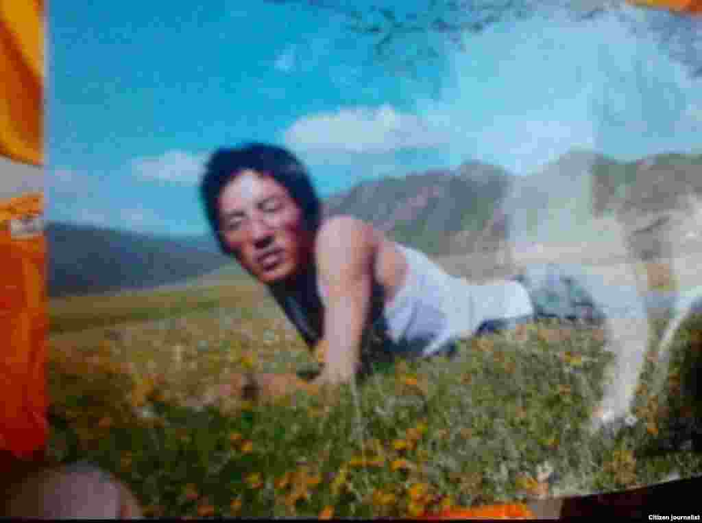 为抗议中国西藏政策自焚而死的藏族青年宁格扎西的生前照片。自从2009年2月以来，藏区已发生九十多起藏人自焚事件。仅在2012年11月就发生了28起藏人自焚抗议事件。（照片由当地民众提供给美国之音藏语组）