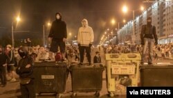 Manifestantes en Bielorrusia bloquean una calle con contenedores de basura en Minsk el 10 de agosto de 2020.