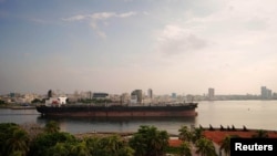 ARCHIVO: Un barco petrolero deja la bahía de La Habana, Cuba, el 9 de septiempre de 2023. Cuba informó que espera la visita de barcos de guerra rusos para un ejercicio militar en acuerdo con Muscú.