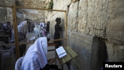Ummat Yahudi Ultra-Ortodoks berdoa bagi para korban yang terinjak-injak saat perayaan festival keagamaan "Lag Baomer" di Gunung Meron, kota tua Yerusalem (foto: dok). 