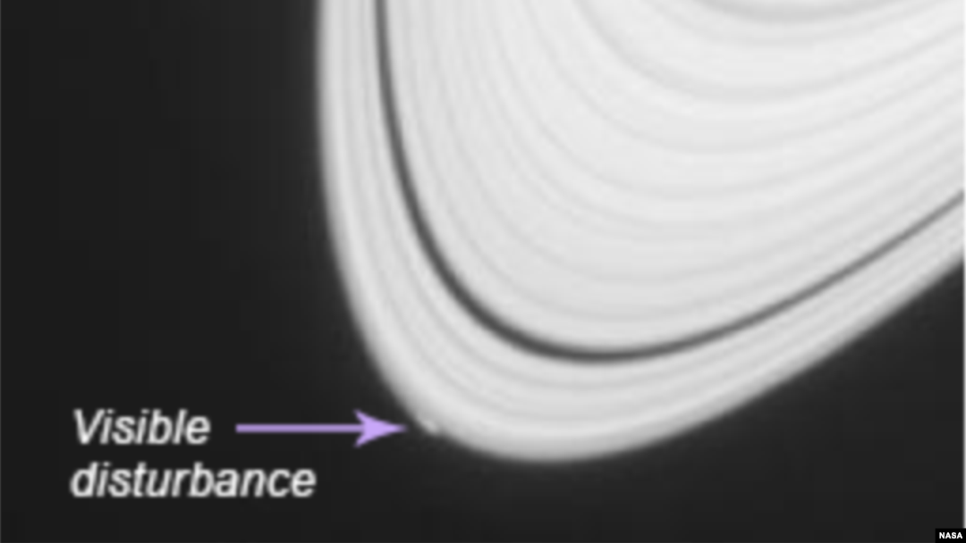 Saturnus dengan tonjolan di cincin terluarnya. (NASA)