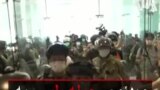 ویدئوی حمله پلیس به یک تجمع در یک مرکز خرید در هنگ‌کنگ