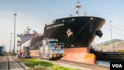 Una vista de un barco atravesando el Canal de Panamá.