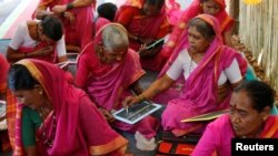 Para perempuan lanjut usia mengikut kelas di Aajibaichi Shaala (Sekolah Nenek) di desa Phangane, India (15/2). (Reuters/Danish Siddiqui)