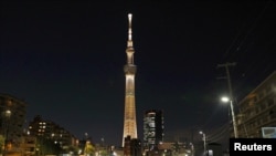 El Tokyo Skytree se ilumina con el color de la antorcha olímpica que recorrerá las calles de Japón a cuatro meses de la retrasada cita de los Juegos Olímpicos, debido a la pandemia de coronavirus.